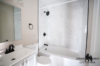 Fully Renovated 2-Bedroom Home – Move-In Ready for You! in Detroit, MI - Foto de edificio - Building Photo