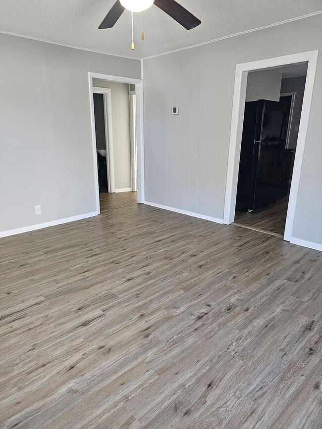 358 W Maple Ave in Hodgenville, KY - Building Photo - Building Photo