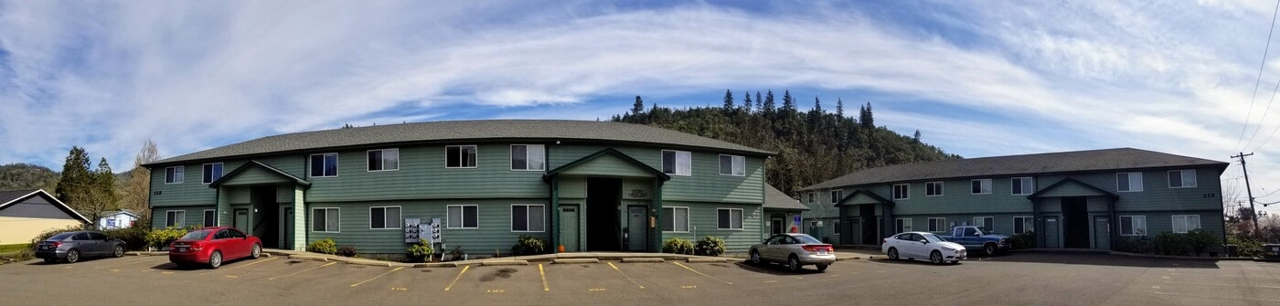 113 NE Timberlake St in Roseburg, OR - Building Photo