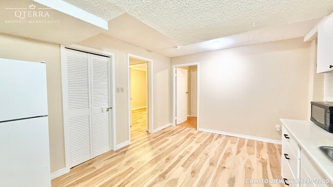 133 Shawnee Cir in Toronto, ON - Building Photo - Building Photo