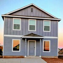 635 Whoopers Lp in Uhland, TX - Building Photo