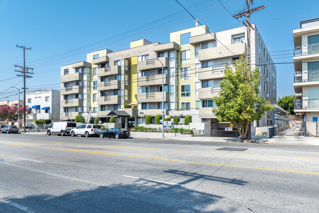 Chateau Regent Apartments in North Hollywood, CA - Foto de edificio