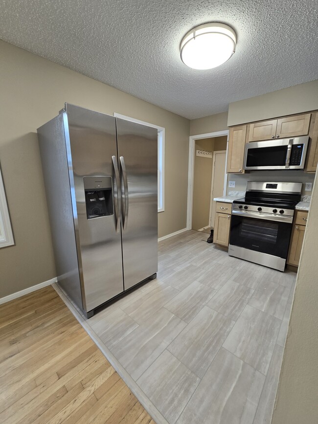 2125 Hollywood Blvd in Iowa City, IA - Foto de edificio - Building Photo