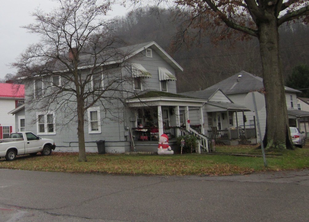 SFH in Charleston, WV - Building Photo