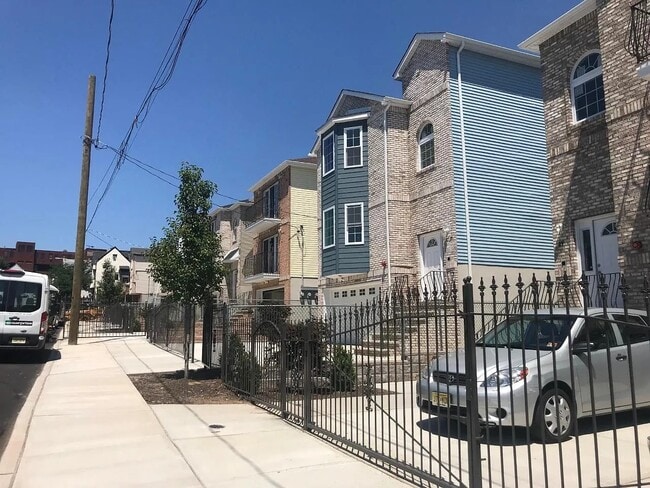 11 Stanton St, Unit Apt 3