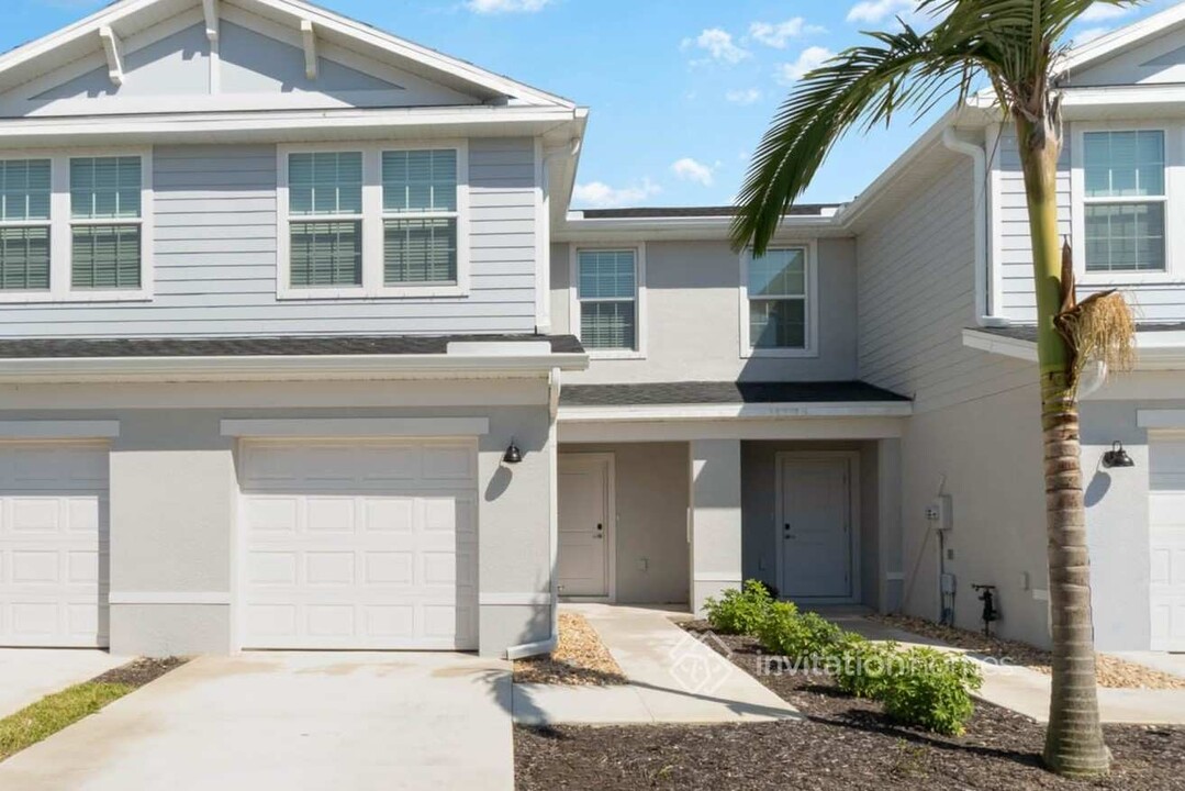 9342 Cadence Ct in Ft. Myers, FL - Foto de edificio