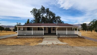 18400 Pellisier Rd in Tehachapi, CA - Building Photo - Building Photo