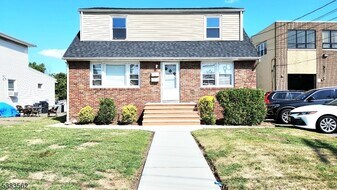409 Market St in Elmwood Park, NJ - Building Photo