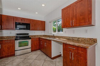 205 NE 4th Ct. in Hallandale Beach, FL - Building Photo - Building Photo