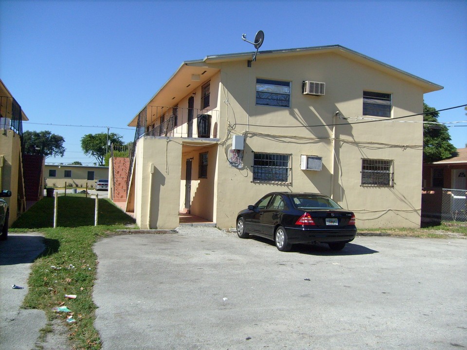 330 Sharar Ave in Opa Locka, FL - Foto de edificio