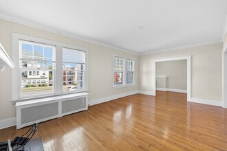 89 Maplewood Ave in West Hartford, CT - Building Photo - Building Photo