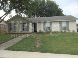 1217 Meadow Creek Dr in Lancaster, TX - Building Photo
