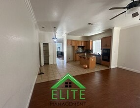 8421 Arrowroot Cir in Antelope, CA - Foto de edificio - Building Photo