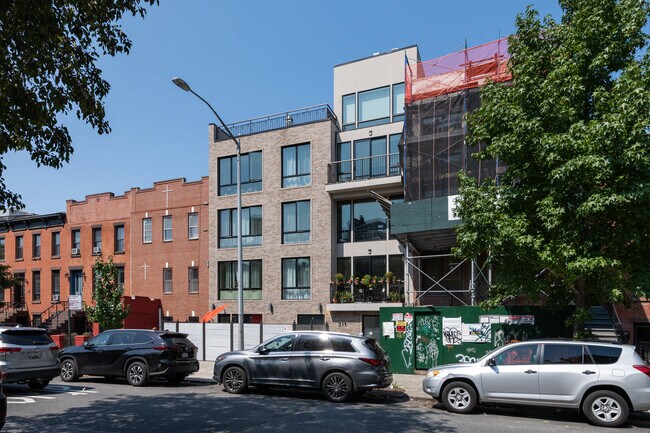 311 Hart St in Brooklyn, NY - Foto de edificio - Building Photo