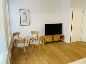 313 C St SE, Unit #2 in Washington, DC - Foto de edificio - Building Photo