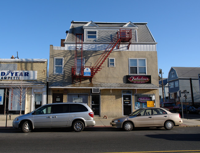 718 Broadway in Bayonne, NJ - Foto de edificio - Building Photo