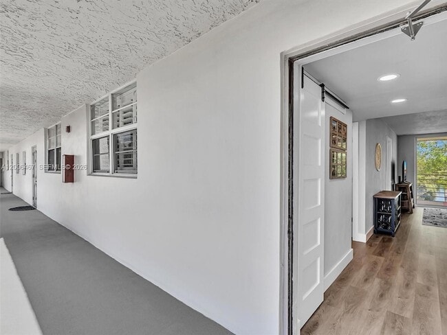 9340 Lagoon Pl, Unit 303 in Davie, FL - Foto de edificio - Building Photo