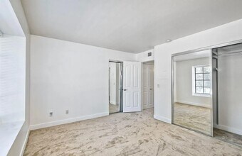 14924 Avenida Venusto in San Diego, CA - Building Photo - Building Photo