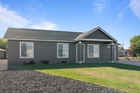 1325 Shaw St in Moses Lake, WA - Foto de edificio - Building Photo