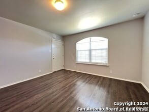 10618 N Shaenridge in San Antonio, TX - Foto de edificio - Building Photo