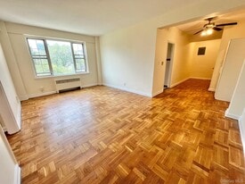 210 Pelham Rd in New Rochelle, NY - Building Photo