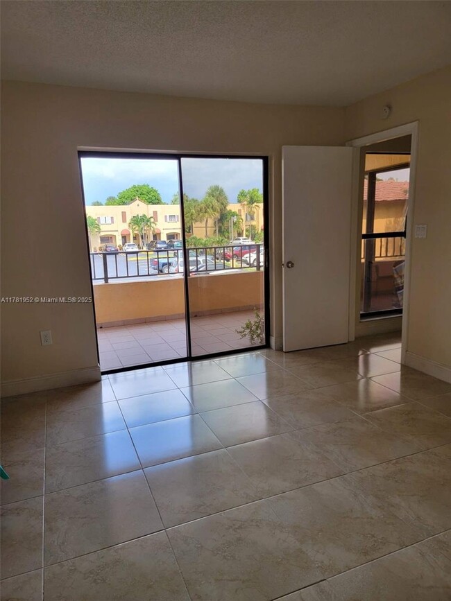 10877 NW 7th St, Unit 23-35 in Miami, FL - Building Photo - Building Photo