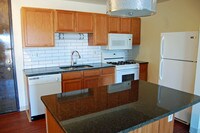 Kitchen w/granite - The Highland Square Apartamentos in Akron, Ohio