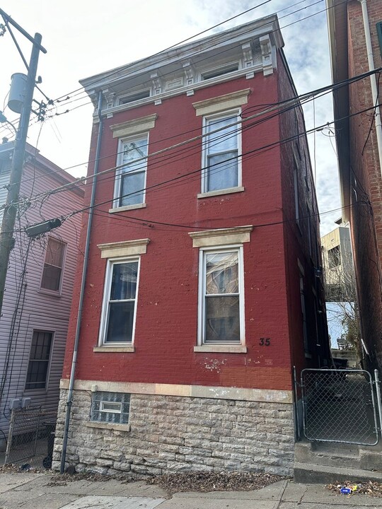 35 W Hollister St in Cincinnati, OH - Building Photo