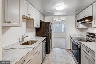 11337 Cromwell Ct in Lake Ridge, VA - Building Photo - Building Photo