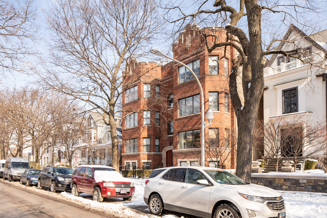 2439-2443 N Burling St in Chicago, IL - Foto de edificio