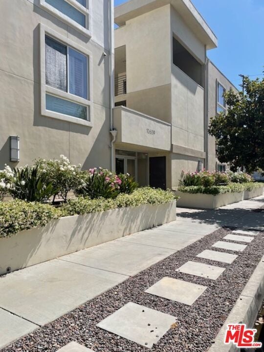 10609 Bloomfield St in Los Angeles, CA - Building Photo - Building Photo
