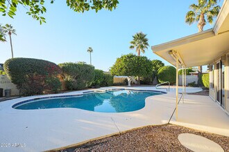 10832 W Saratoga Cir in Sun City, AZ - Foto de edificio - Building Photo