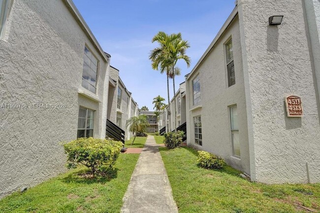 4511 Treehouse Ln, Unit B in Tamarac, FL - Foto de edificio - Building Photo