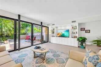 7018 SW 53rd Ln in Miami, FL - Foto de edificio - Building Photo