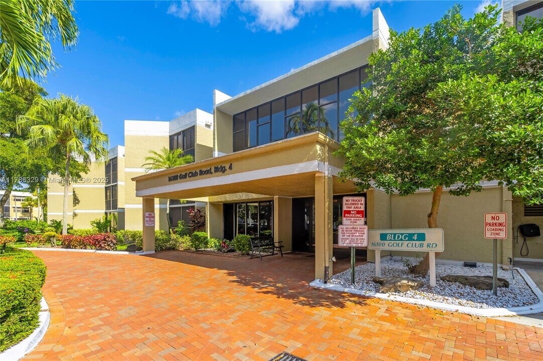16100 Golf Club Rd in Weston, FL - Building Photo