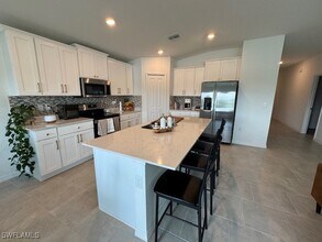 3892 Treasure Oak Wy in Ft. Myers, FL - Foto de edificio - Building Photo