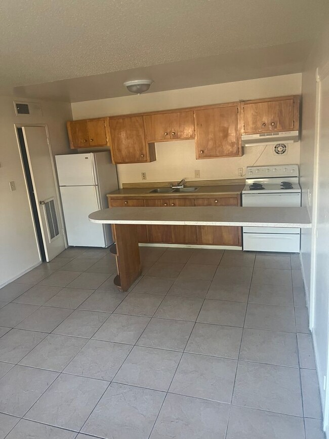 3712 Royal Crest St in Las Vegas, NV - Building Photo - Building Photo