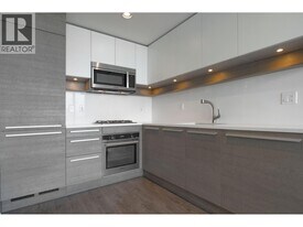 4485 Skyline Dr in Burnaby, BC - Building Photo