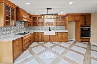 8 Karen Dr in Alton, TX - Foto de edificio - Building Photo