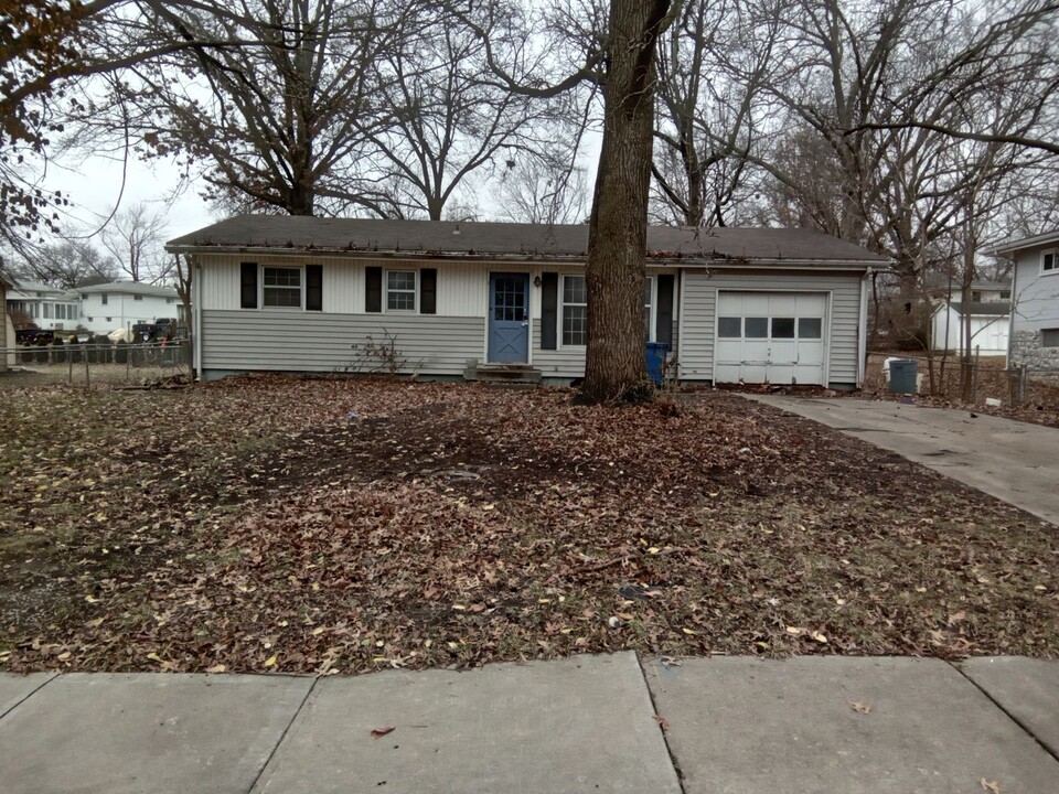 309 Manor Ln in Liberty, MO - Foto de edificio