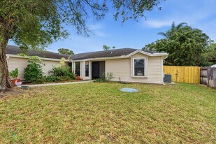 1258 SW Cynthia St in Port St. Lucie, FL - Building Photo