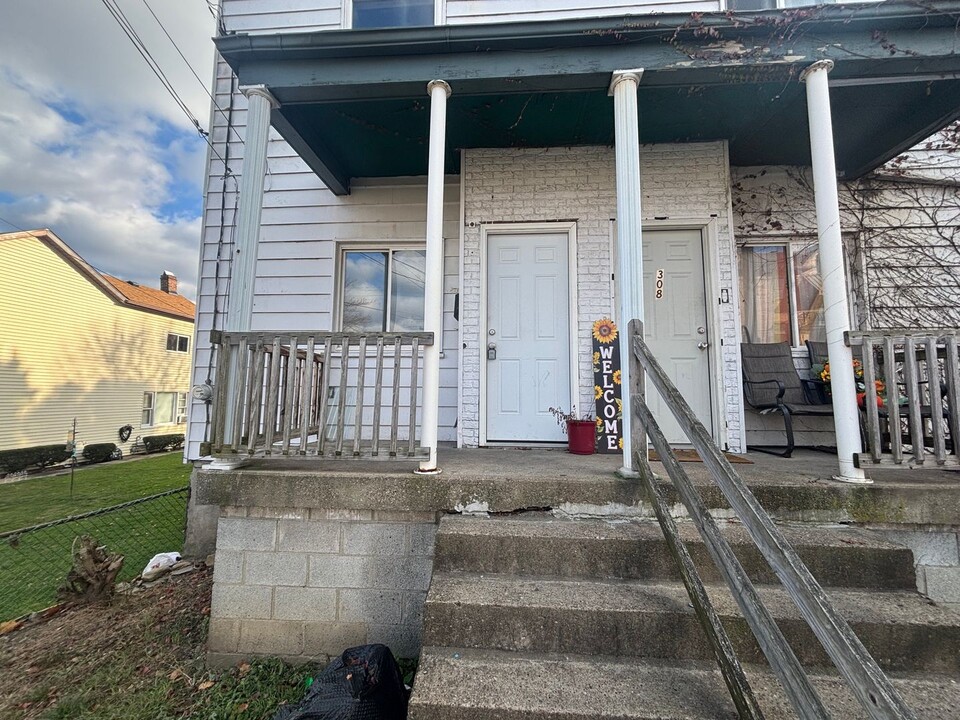 310 E 16th Ave in Homestead, PA - Building Photo