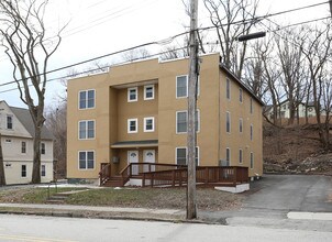 34-36 Mckinley Ave in Norwich, CT - Foto de edificio - Building Photo