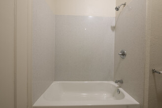 5735 Avenal Ave, Unit 205 in Oakland, CA - Building Photo - Building Photo