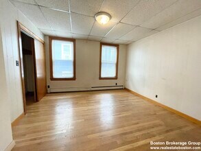 5 Oswald St, Unit 2 in Boston, MA - Foto de edificio - Building Photo