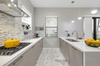 8234 NW 46th Terrace in Doral, FL - Building Photo - Building Photo