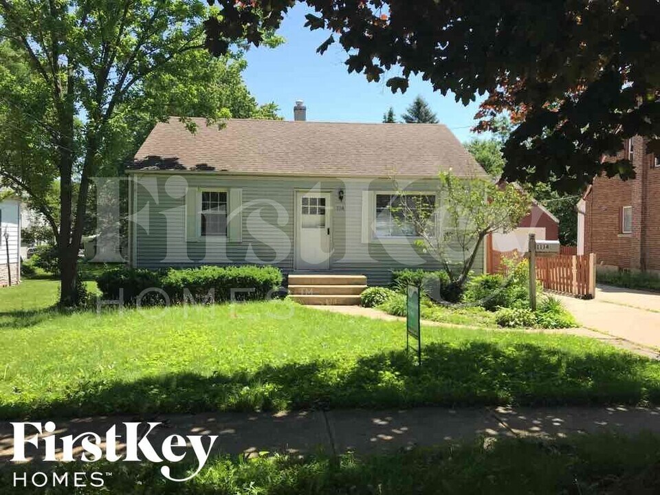 1114 Jewett St in Woodstock, IL - Foto de edificio