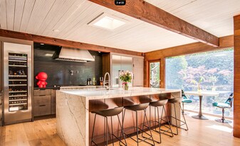 9624 Yoakum Dr in Beverly Hills, CA - Building Photo