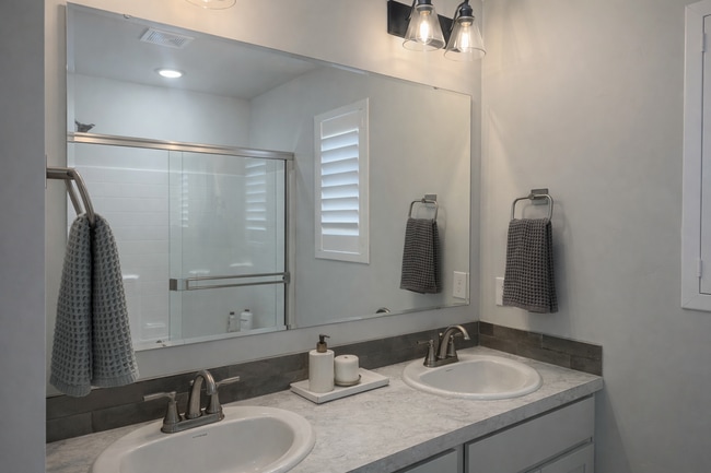 8884 W Hill Rd Pkwy in Garden City, ID - Building Photo - Building Photo