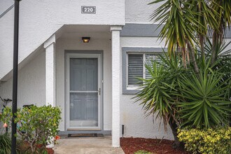 220 Beach Park Ln, Unit 75 in Cape Canaveral, FL - Foto de edificio - Building Photo